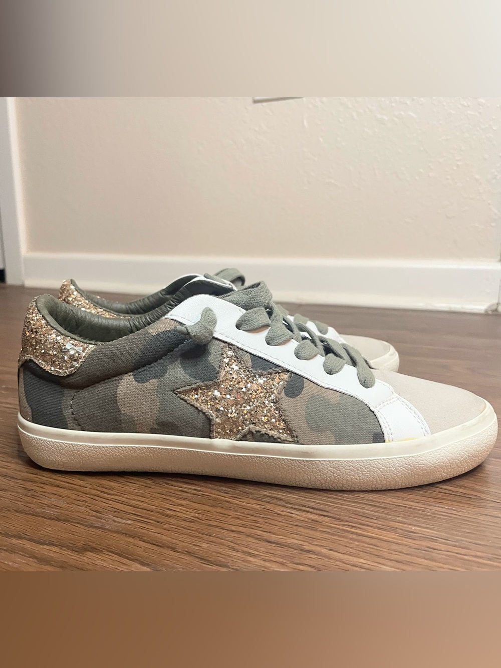Vici Camo Glitter Star Sneakers Size 8